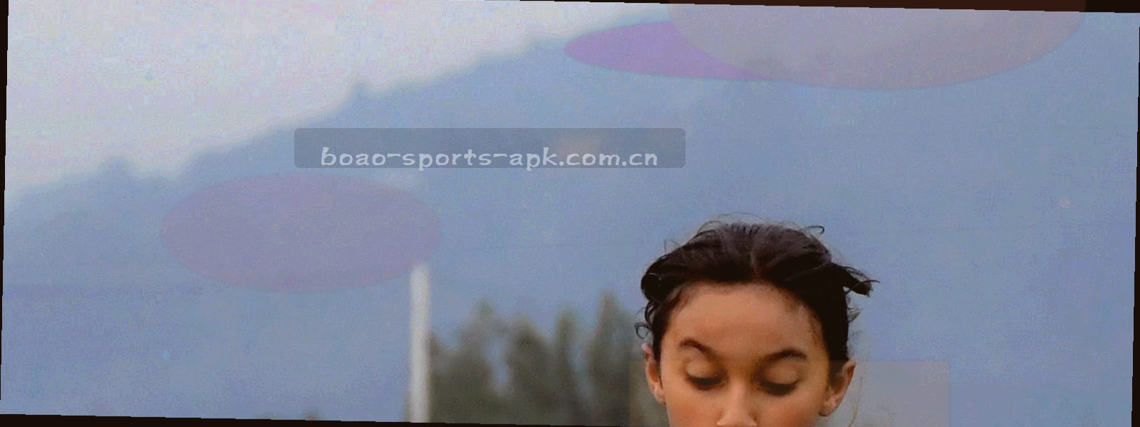 深蓝底色上由细密荧光青线条交织成的抽象数据纹理，中部保留大片安静的夜空区域
